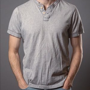 Men’s Medium Light Grey Henley Short Sleeved Shirt